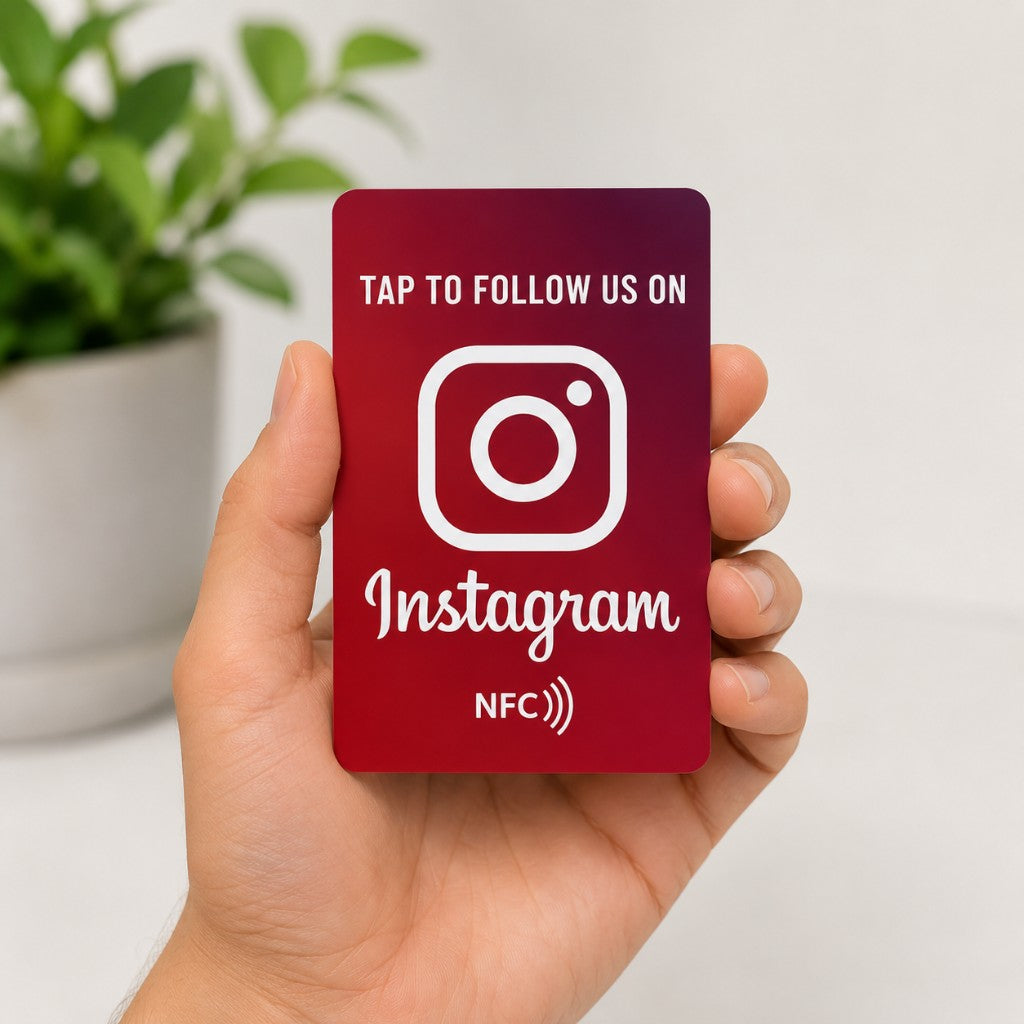Klant houdt smartphone tegen Instagram Follow NFC Kaart om een bedrijf te volgen